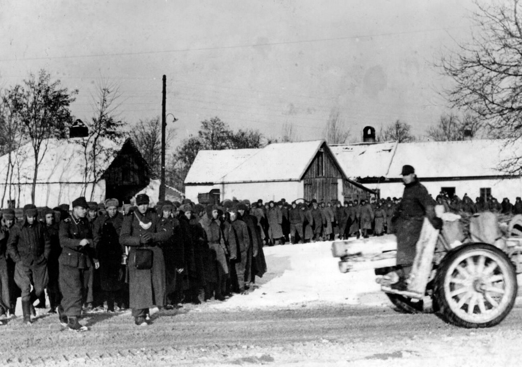 1945_februar_soviet_soldiers_who_fell_in_german_captivity_during_the_battle_of_szekesfehervar_are_transported_away.jpg