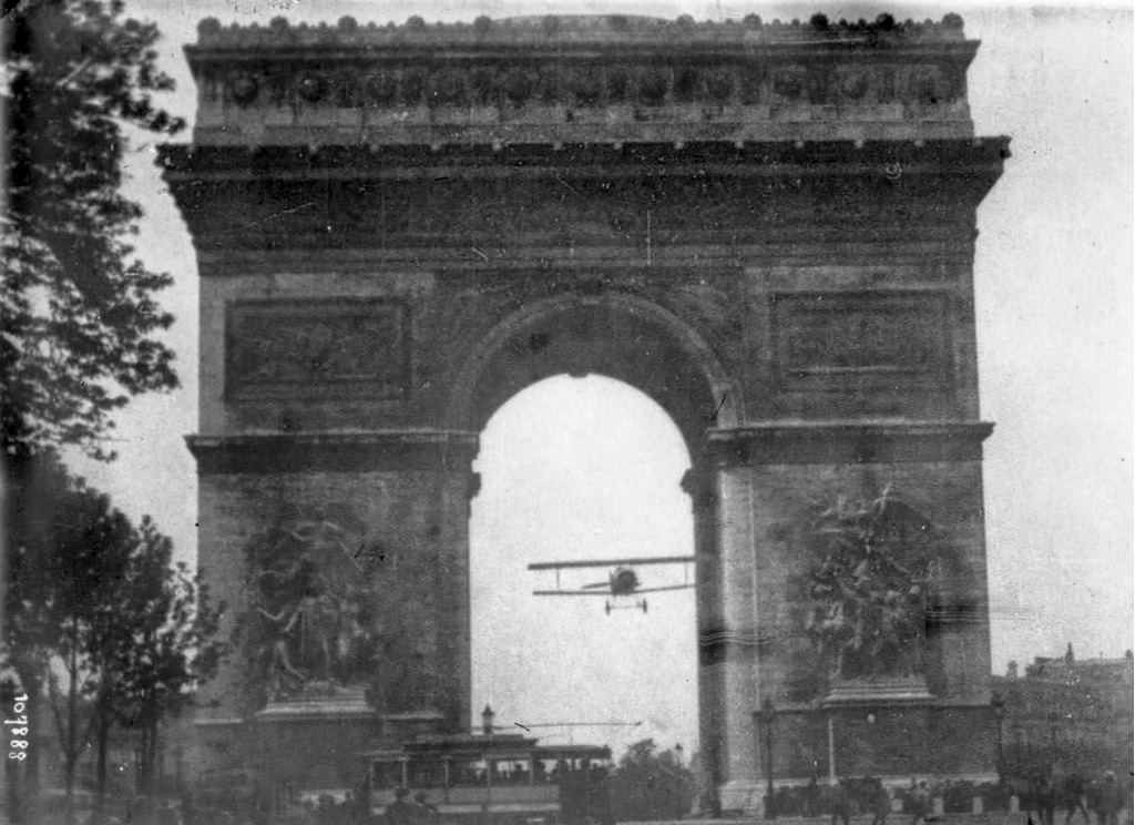 1919_charles_godefroy_flying_his_plane_through_the_arc_de_triomphe_paris.jpg