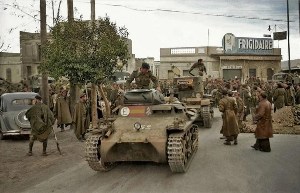 1939_german_panzer_and_a_soviet_t26_captured_from_the_republicans_leave_esplugues_for_barcelona.jpg