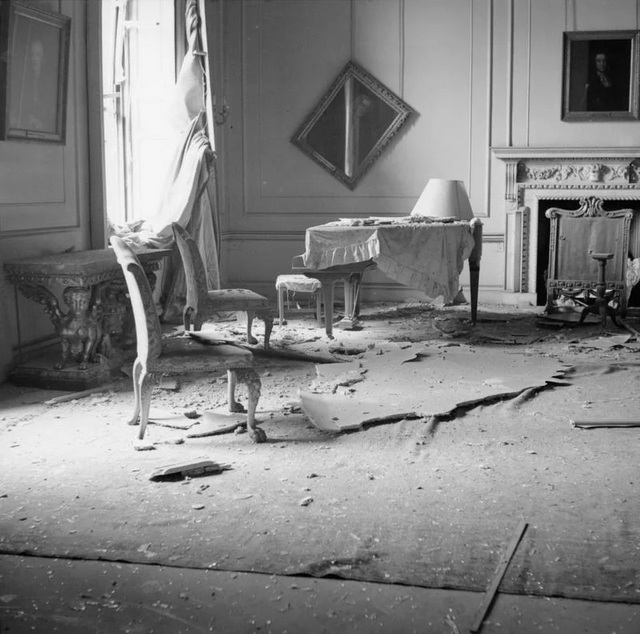 1944_damage_in_the_drawing_room_at_10_downing_street_london_after_a_bomb_raid.jpg