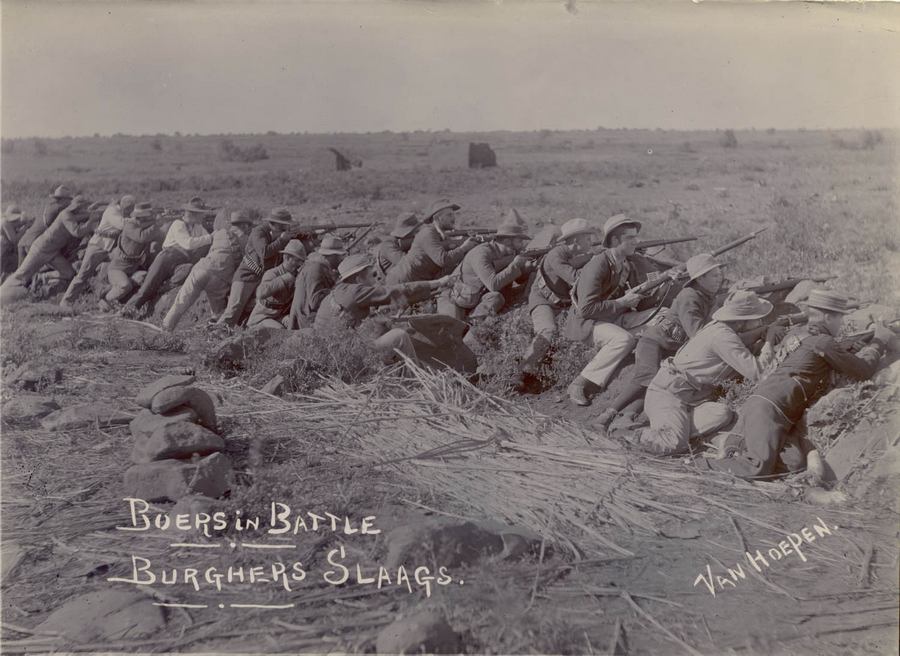 1899. Búrok harcolnak az angolok ellen Port Natalban. A későbbi első dél-afrikai miniszterelnök Louis Botha jobbról a hetedik a sorban..jpg
