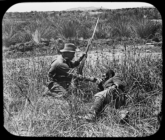 1915. Ausztrál katona és török foglya Gallipoillinál..jpg