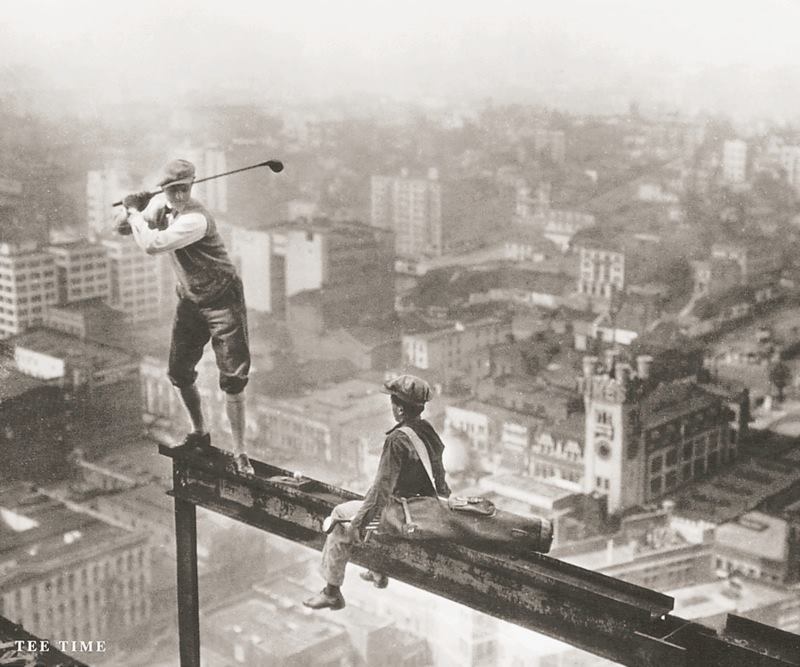 1932. A Rockefeller Center építése közben építőmunkások golfoznak..jpg