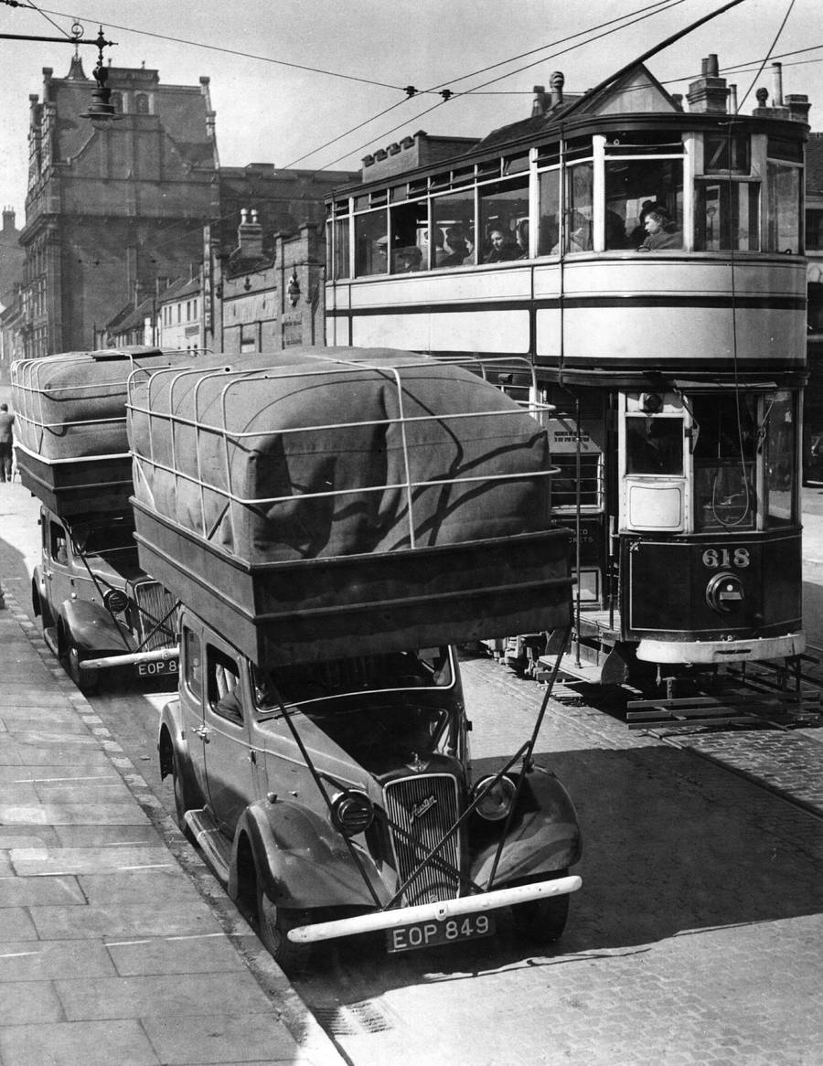 1940. Gázhajtású taxik Londonban. A tetőre helyezett zsákokban lévő gázzal kb. 20-30 mérföldet tudtak megtenni..jpg