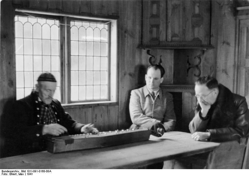1941. Himmler Norvégiában egy helyi népzenész játékát hallgatja..jpg