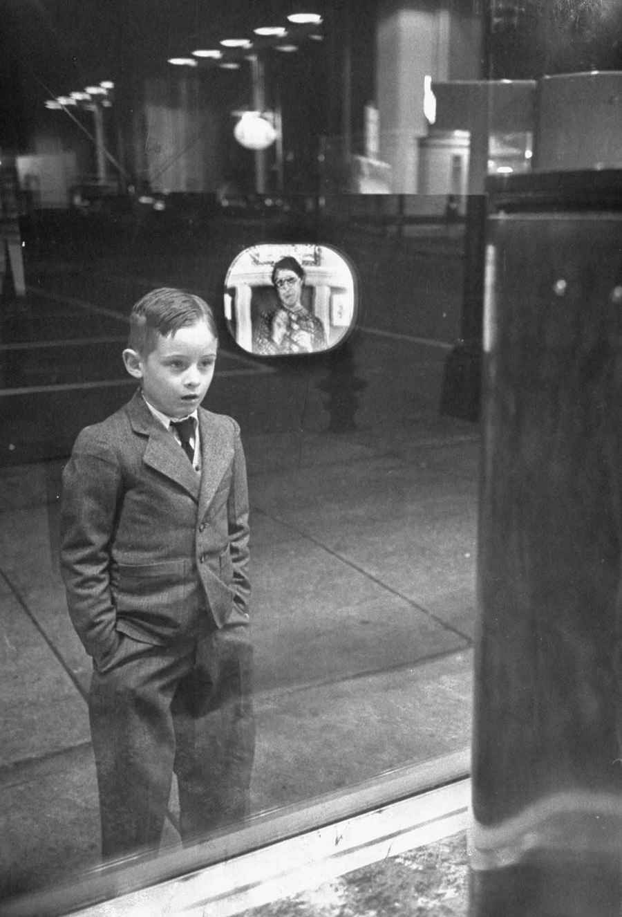 1948. Egy fiú életében először lát televíziót egy bolt kirakatában..jpg