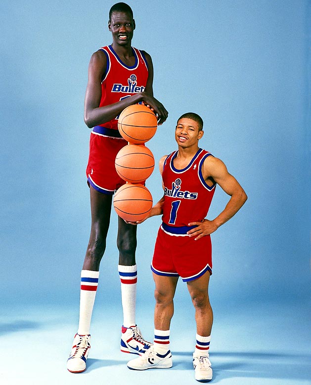 1987. Manute Bol és Muggsy Bogues az NBA legmagasabb és legalacsonyabb játékosai. Mindketten a Baltimore Bullets csapatában játszottak..jpg