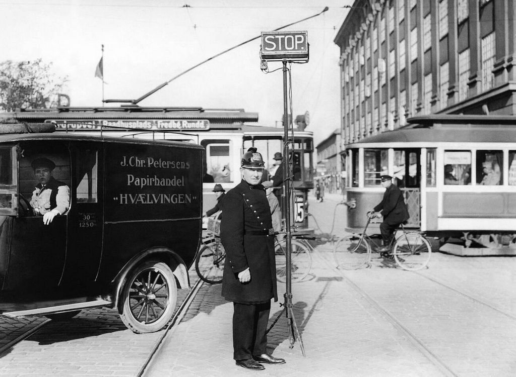 1920_a_traffic_policeman_directs_the_traffic_in_copenhagen_with_the_help_of_a_manual_stop_sign.jpg