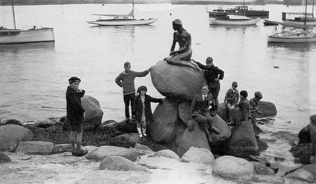 1935_korul_a_group_of_children_pose_by_the_little_mermaid_langelinie_copenhagen_denmark_cr.jpg
