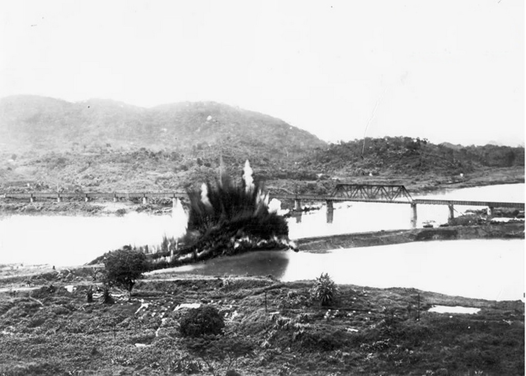 1913_us_president_woodrow_wilson_orders_the_explosion_of_the_gamboa_dike_via_telegraph_button_finished_panama_canal.jpg