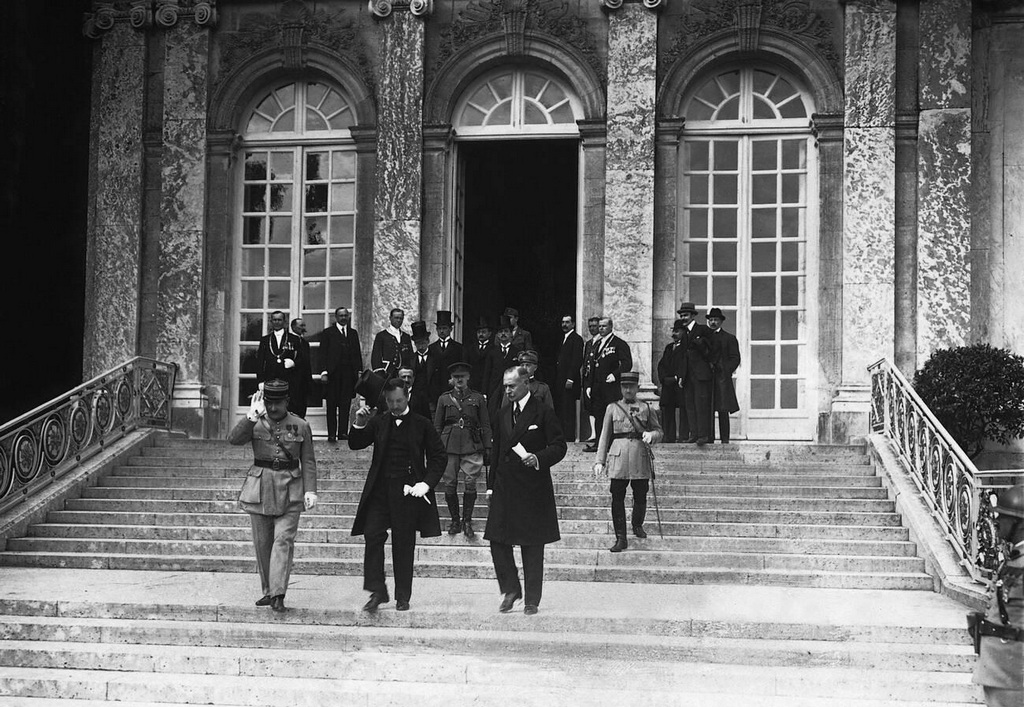 1920_hungarian_delegates_leave_the_palace_in_versailles.jpg