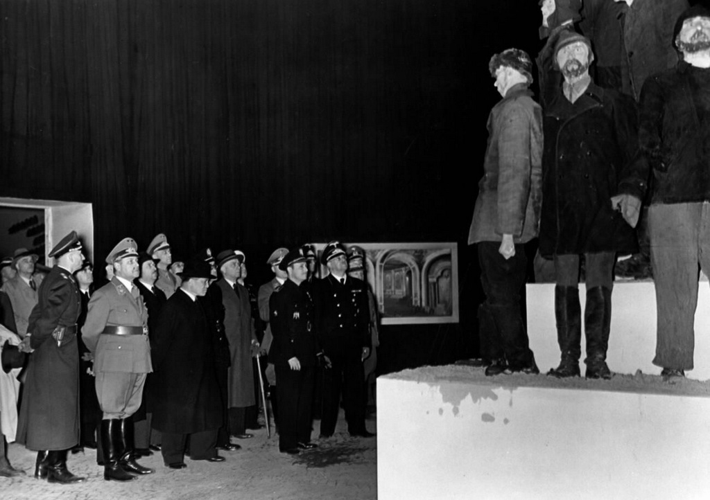 1942_the_propaganda_exhibition_das_sowjetparadies_the_soviet_paradise_in_berlin_with_sztojay.jpg