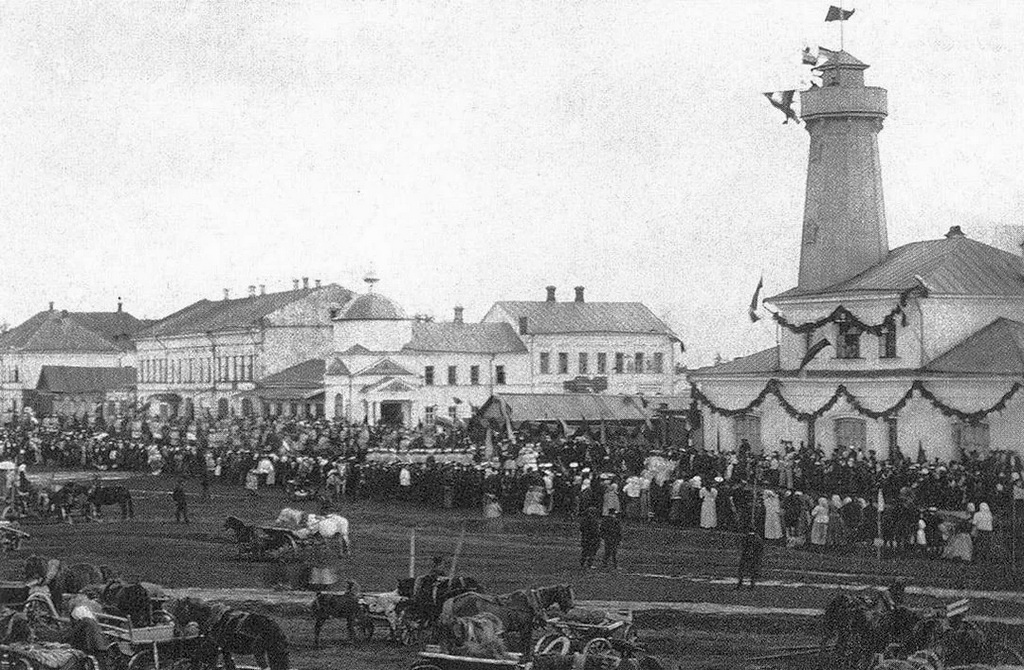 1910s_sennaya_square_in_mologa_the_entire_town_of_130_000_people_was_displaced_and_flooded_in_1946_after_the_completion_of_the_hydroelectric_power_plant_in_rybi_sk.jpg