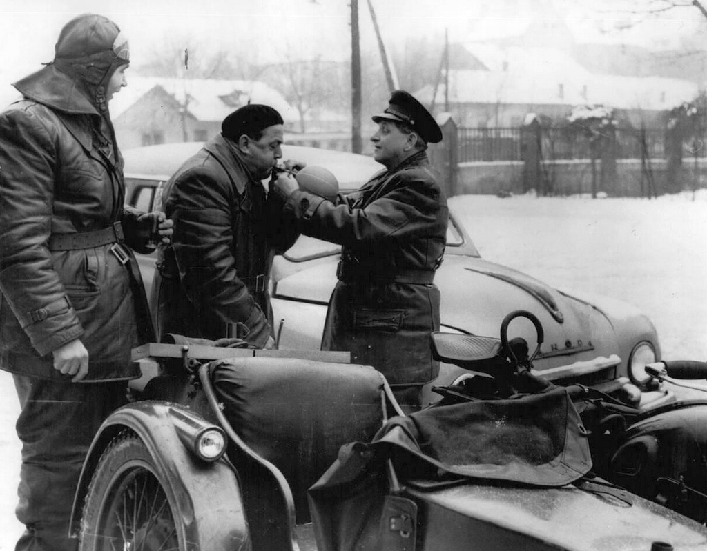 1957_checking_on_drivers_in_budapest_cr.jpg