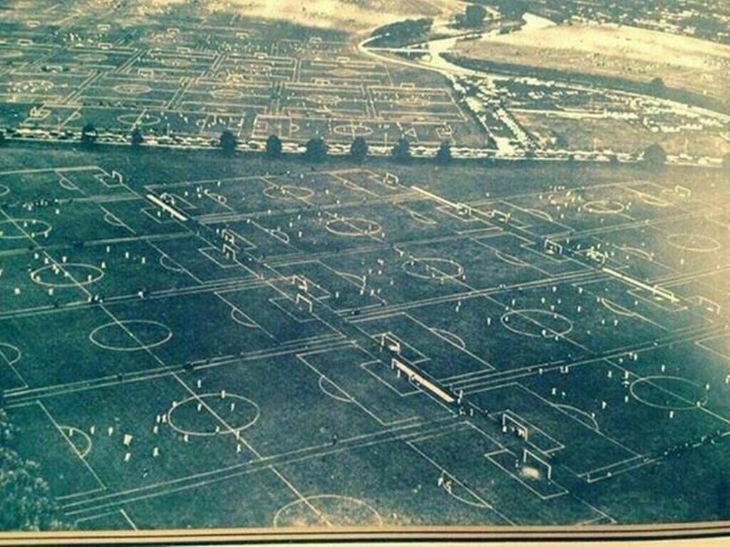 1951_a_hackney_marshes_88_teljes_meretu_focipalyaja_egy_tipikus_vasarnapon_tobb_mint_100_merkozest_jatszanak_az_amator_csapatok_tobb_helyi_kis_ligaban_kozel_egyidoben.jpg