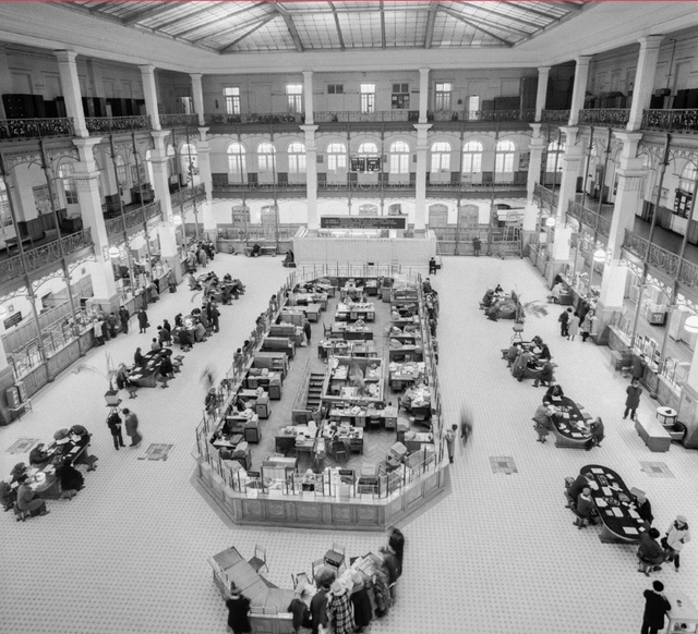 1982_a_view_of_the_customer_floor_at_the_central_post_office_in_moscow.jpg