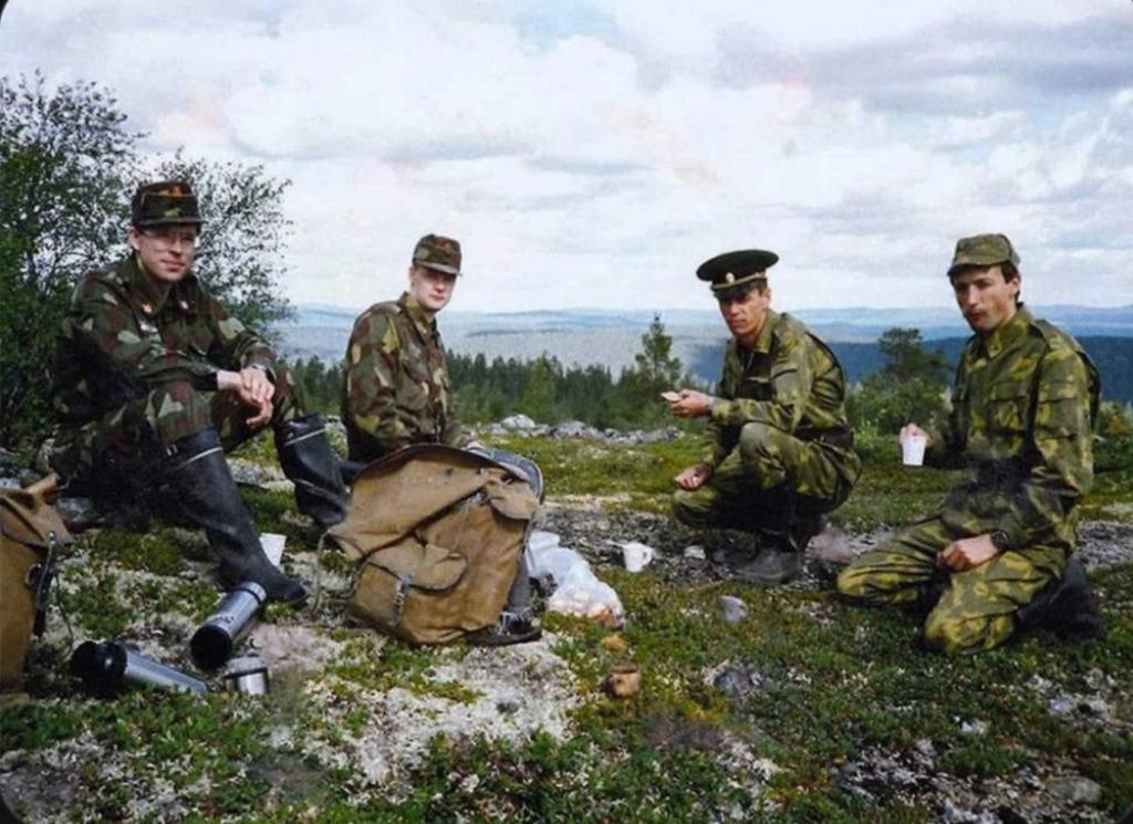 1983_finnish_and_soviet_border_guards_having_coffee.jpeg