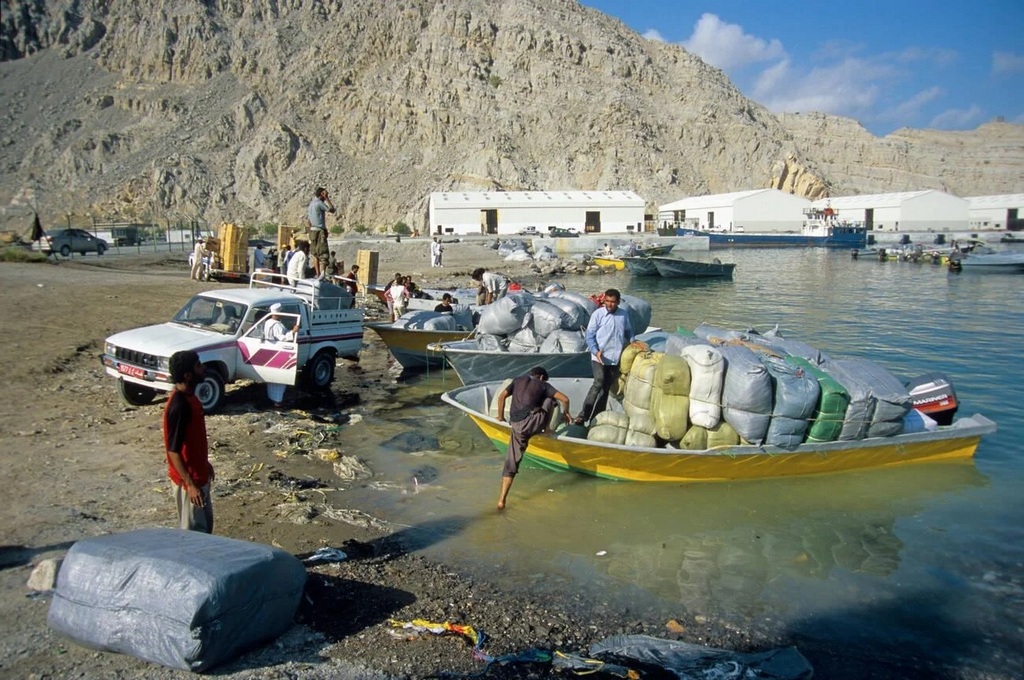 2006_smuggler_from_iran_loading_goods_to_small_but_fast_motor_boats_smuggeling_goods_into_the_iran_khasab_musandam_oman.jpg