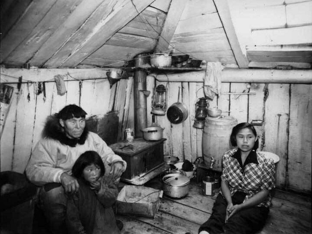 1940s_inupiat_family_in_their_home_alaska.jpeg