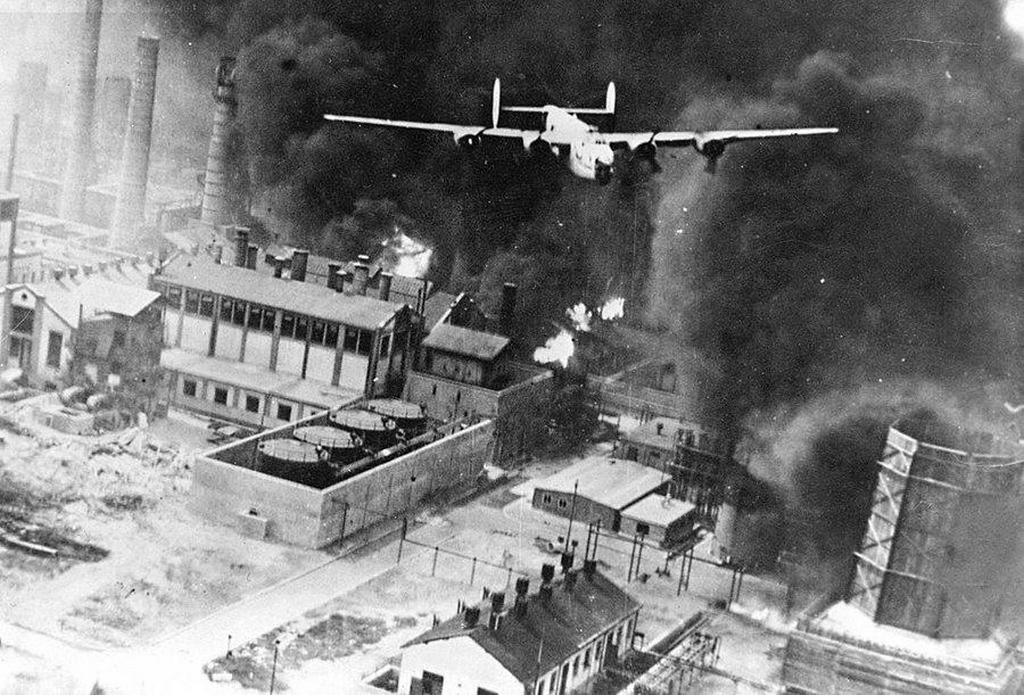 1943_american_b-24_liberator_sandman_during_a_bomb_run_over_the_ploie_ti_astra_rom_n_refinery.jpeg