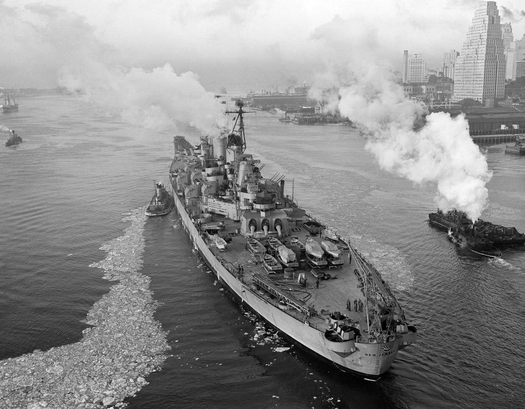1948_battleship_uss_new_jersey_passes_under_the_brooklyn_bridge_in_new_york_jan_31_1948_enroute_to_gravesend_bay_to_unload_her_ammunition_cr.jpg