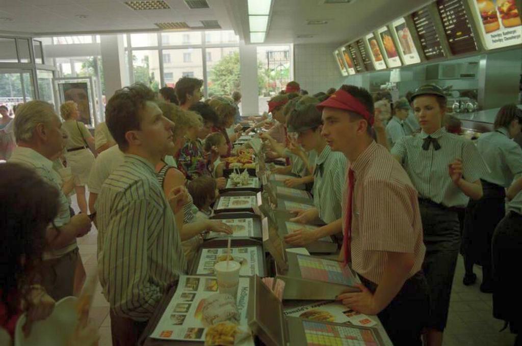 1992_opening_day_of_the_first_mcdonald_s_restaurant_in_poland_warsaw.jpeg