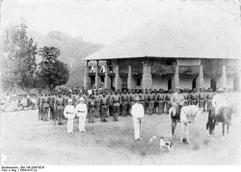 1894. Német-Kameruni bennszülöttekből álló véderő..jpg