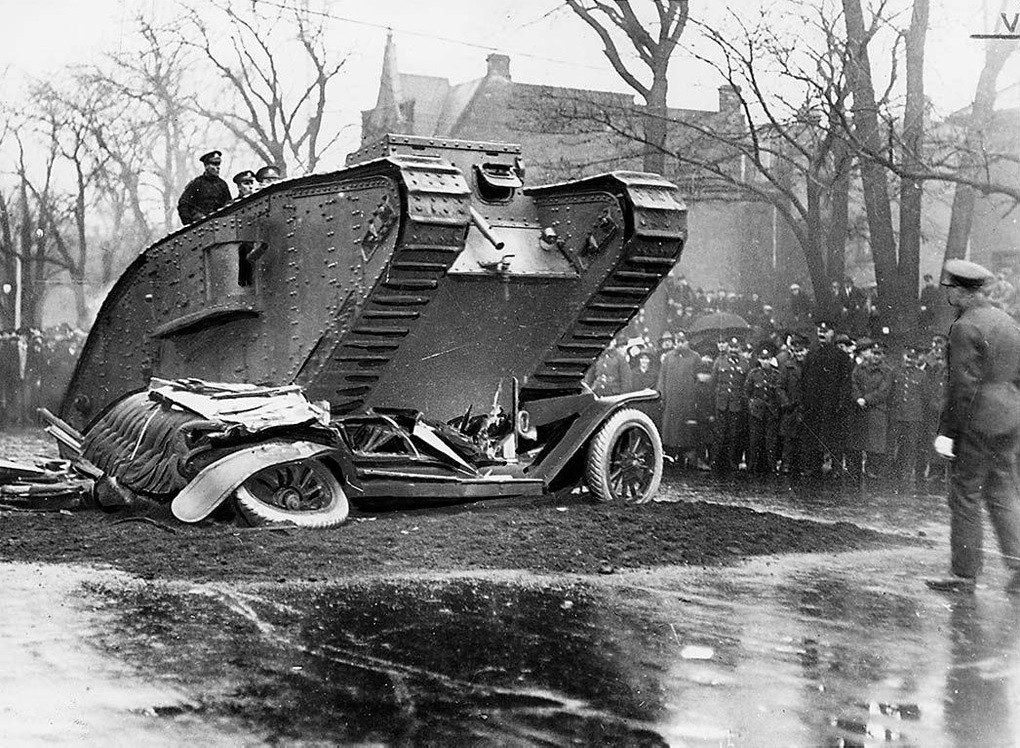 1918. Brit Mark IV tank tapos el egy gépkocsit a torontói Fegyverszünet Napi ünnepségen..jpg