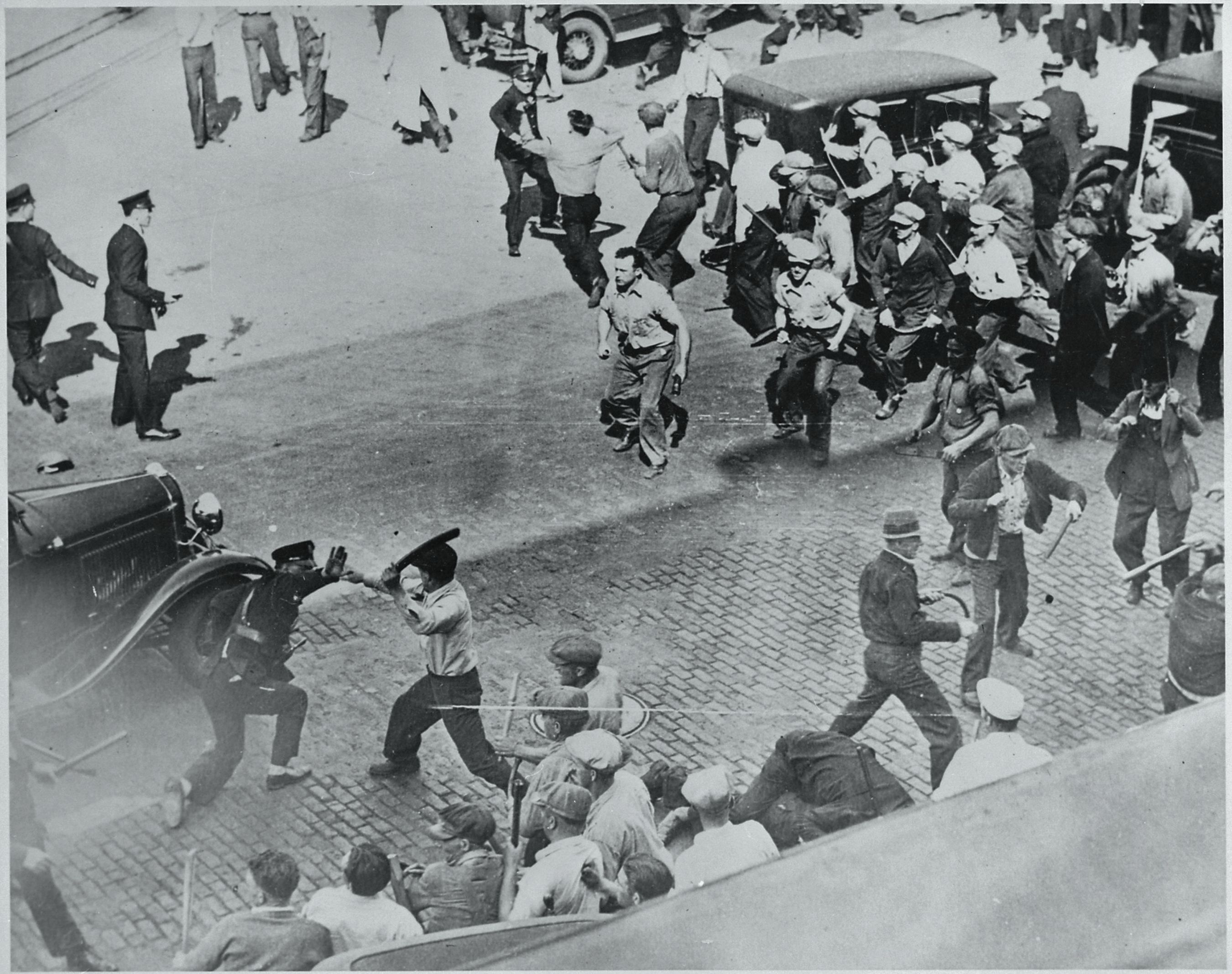 1934. Sztrájkoló munkások és rendőrök összecsapása Minneapolisban, USA..jpg