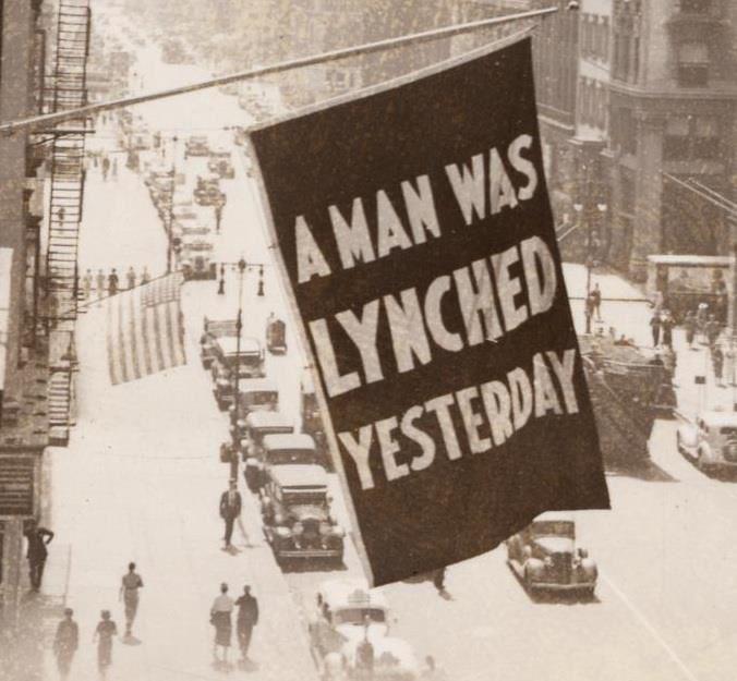 1938. A színesbőrűek polgárjogi egyesületének harlemi épületén lengő zászló szövege. Tegnap meglincseltek egy embert..jpg