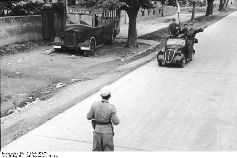 1943. Split, Jugoszlávia. Egy olasz katona az úton és németek egy Fiat Topolinoban..jpg
