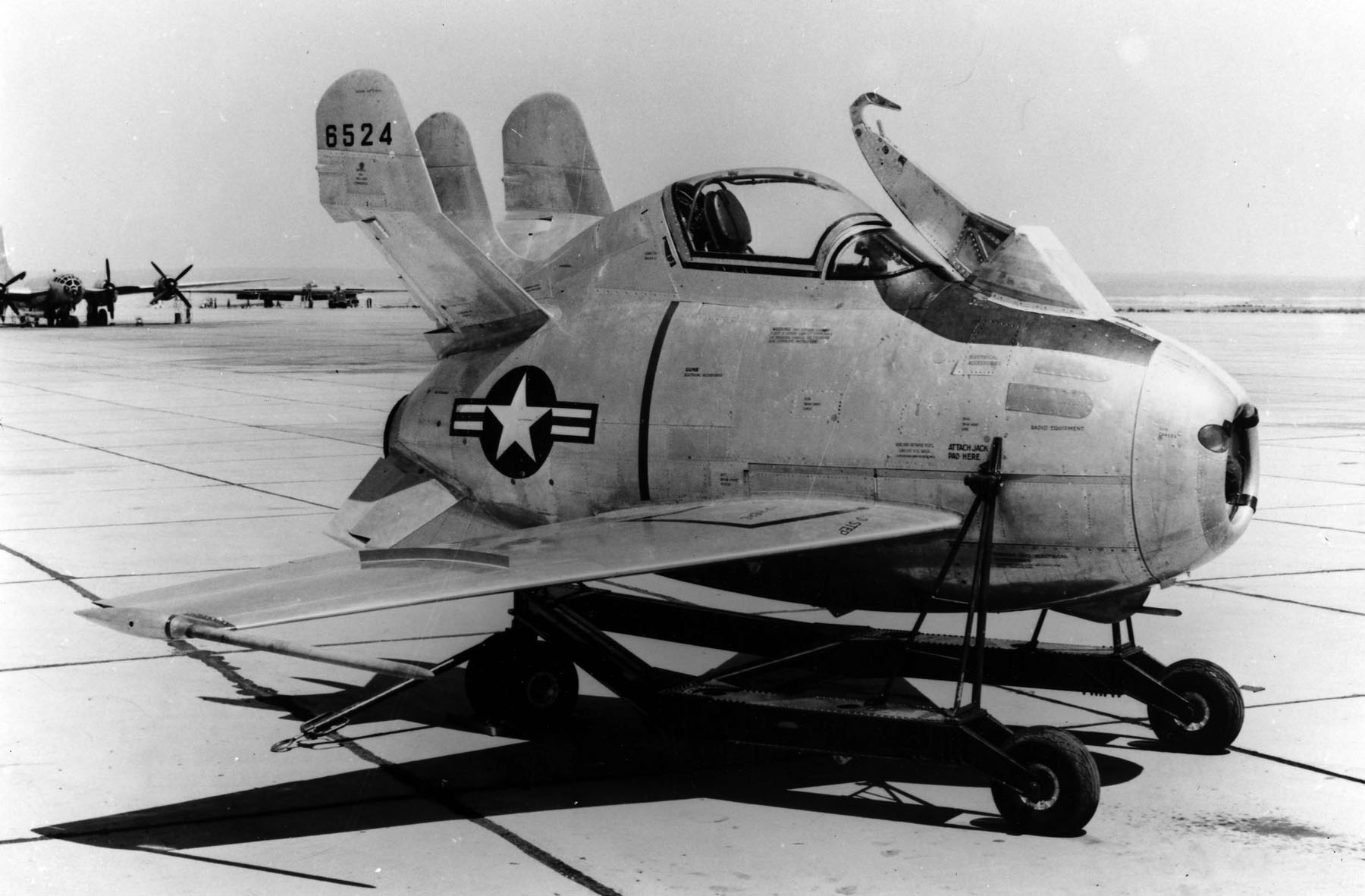 1948. McDonnell XF-85 Goblin, kísérleti parazita vadászgép..jpg