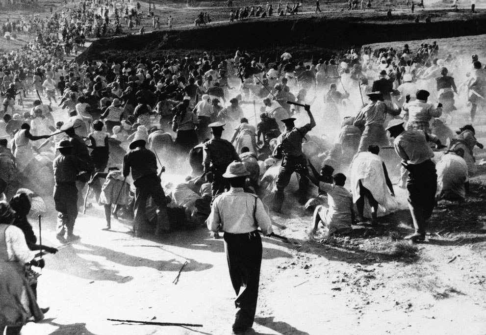 1962. Dél-Afrikai rendőrök női tűntetőket vernek..jpg