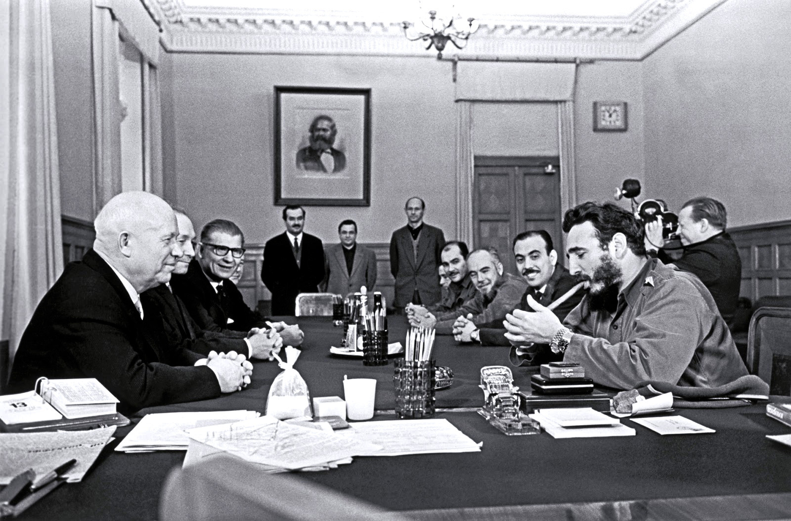 1967. Fidel Castro Moszkvában a Kremlben éppen szivarra gyújt. De nem ez az érdekes. Nézzétek a csuklóját. Két óra van rajta és mindkettő Rolex..jpg