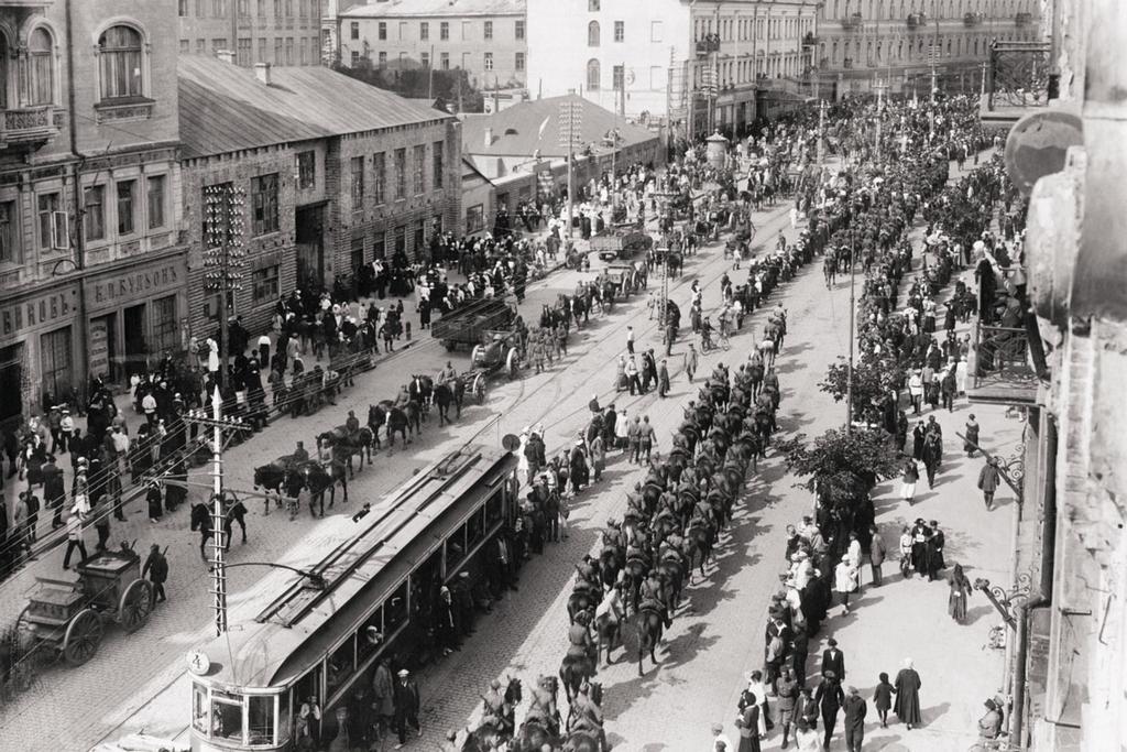 1920_ukrainian_and_polish_troops_in_kyiv_on_khreschatyk_after_the_liberation_of_the_city_from_the_bolsheviks.jpeg