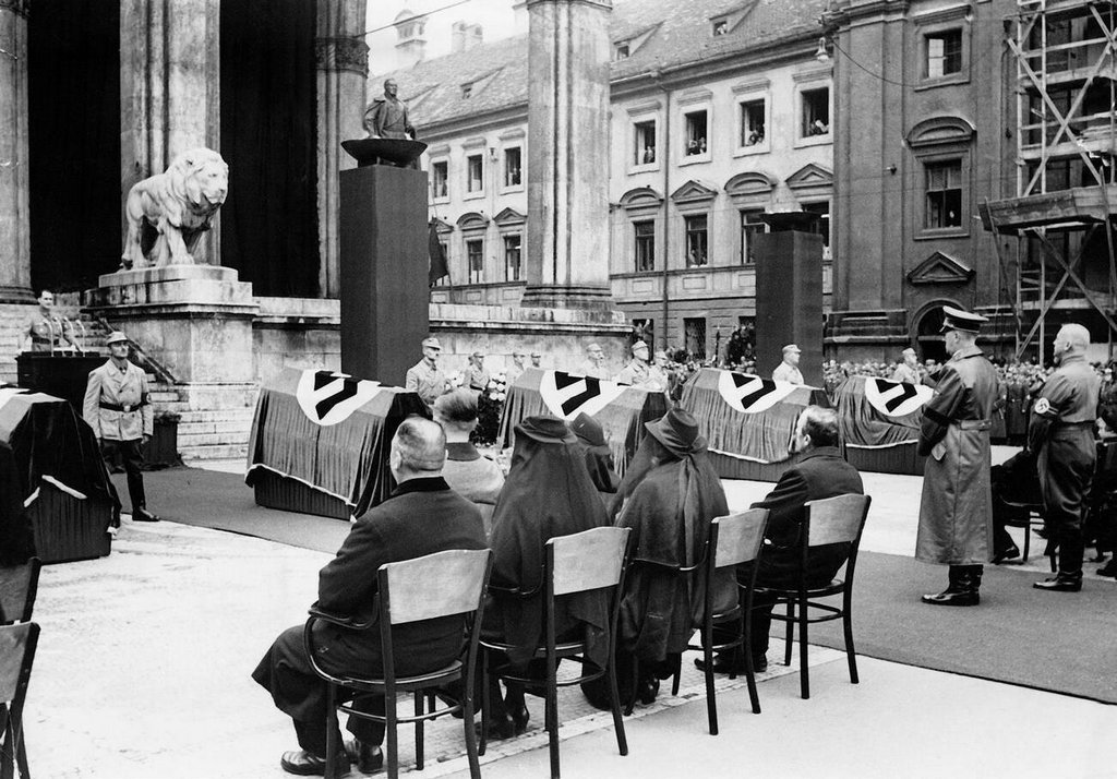 1939_hess_hitler_and_wagner_at_the_act_of_state_for_the_victims_of_the_assassination_attempt_on_hitler_in_buergerbraeukeller.jpg