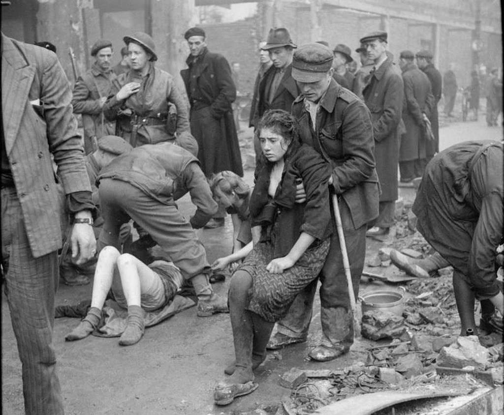 1945_osnabruck_liberated_russian_slave_workers_cr.jpg