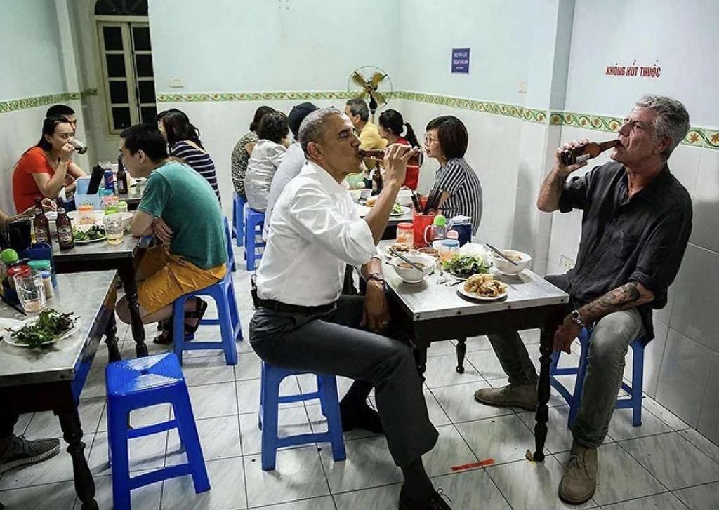 2016_barack_obama_elnok_csatlakozik_anthony_bourdainhez_egy_etkezesre_vietnamban.jpg