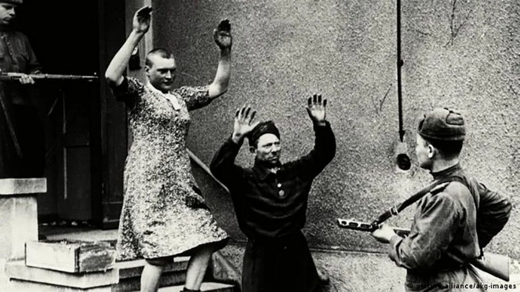 1945_szovjetek_ket_nemet_fogollyal_berlinben_akik_kozul_az_egyik_noi_ruhaban_bujkalt.jpg
