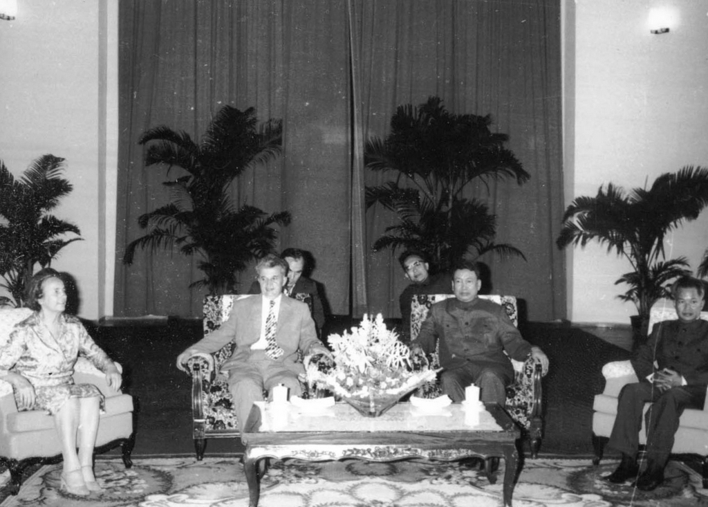 1978_romanian_president_nicolae_ceau_escu_and_his_wife_elena_meeting_with_cambodian_prime_minister_pol_pot.jpg