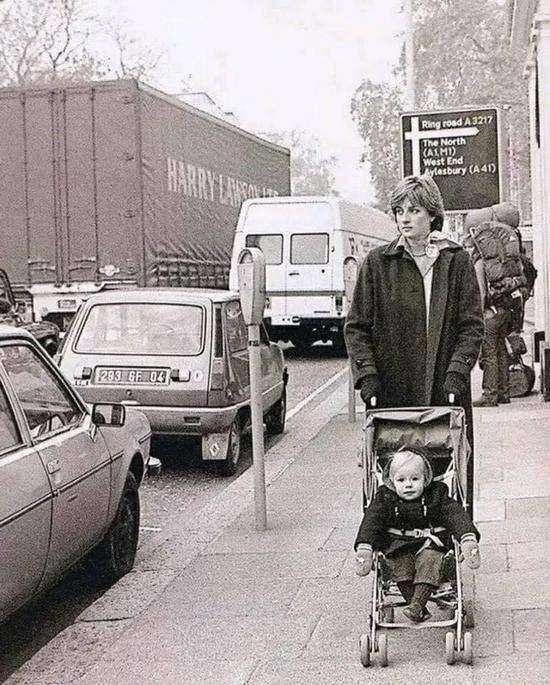 1979_18_year_old_diana_spencer_whilst_working_as_nanny_taking_her_charge_for_a_walk.jpeg