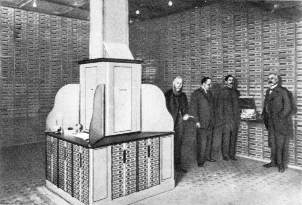 1912_a_szentpetervari_nemzetkozi_kereskedelmi_bank_panceltermenek_szefjei_az_ilyen_banktermekrol_nagyon_keves_foto_lelheto_fel.jpg
