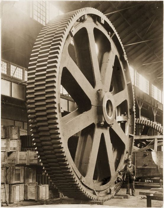 1913_a_mesta_machine_companynel_keszult_kb_8_meter_atmeroju_70_tonnas_fogaskerek_koranak_legnagyobbika.jpg
