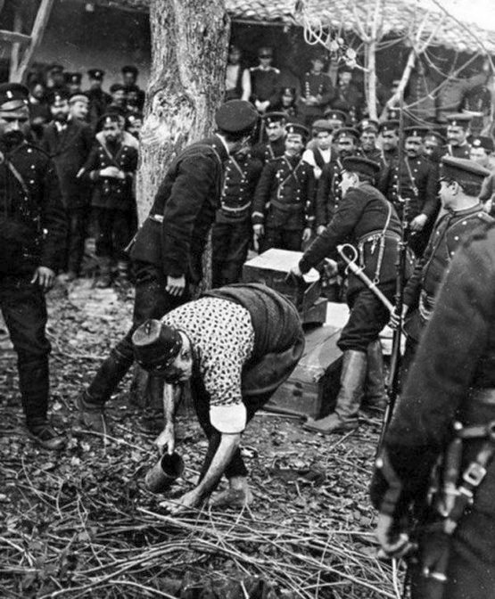 1913_torok_ferfi_mossa_meg_ritualisan_labat_az_utolso_imahoz_kivegzese_elott_bulgaria.jpg