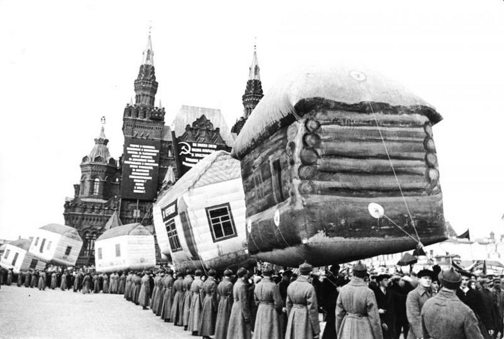 1931_parade_a_voros_teren_ballonokbol_keszult_videki_hazakkal_mi_lehetett_az_apropo.jpeg