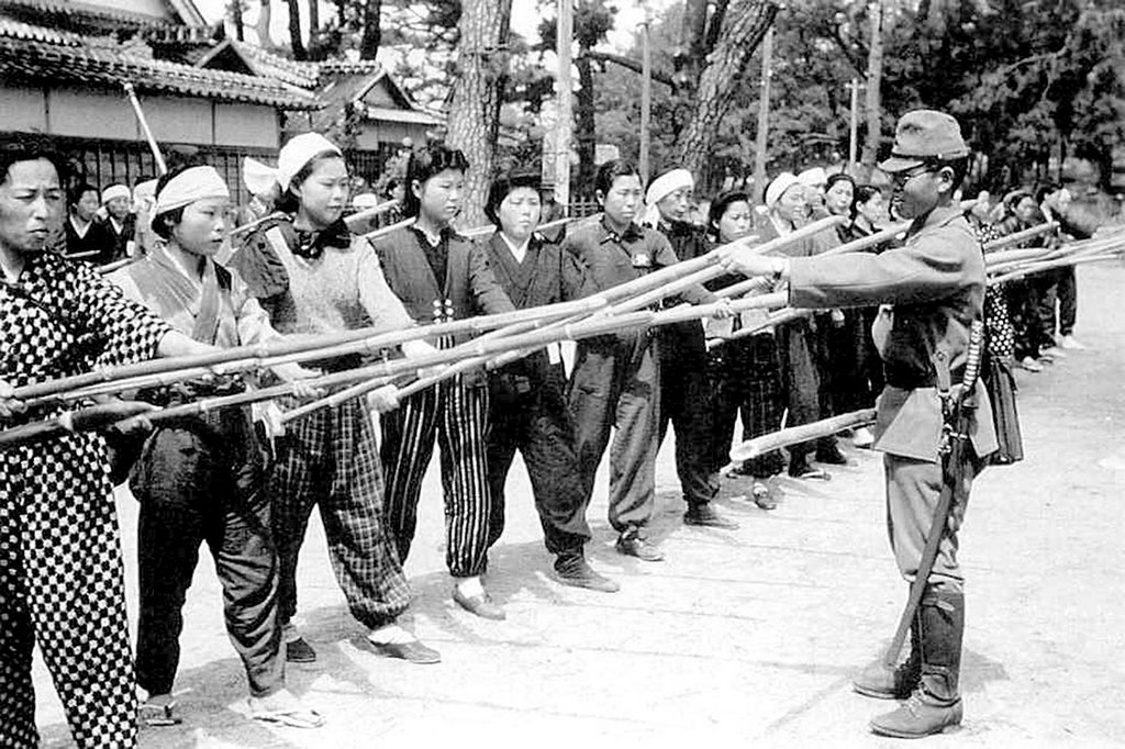 1945_az_utolso_vedelmi_vonal_1945-ben_japanban_japan_tiszt_kepzi_ki_a_bambuszbotokkal_felfegyverkezett_polgari_onkentes_hadtest_elsosorban_nokbol_allo_tagjait_egy_esetleges_amerikai_invazio_esetere.jpeg