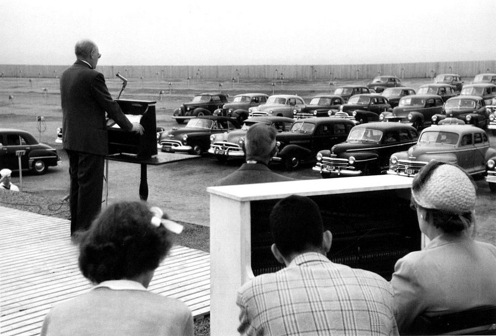 1951_drive-in_istentisztelet_massachusetts_usa.jpeg