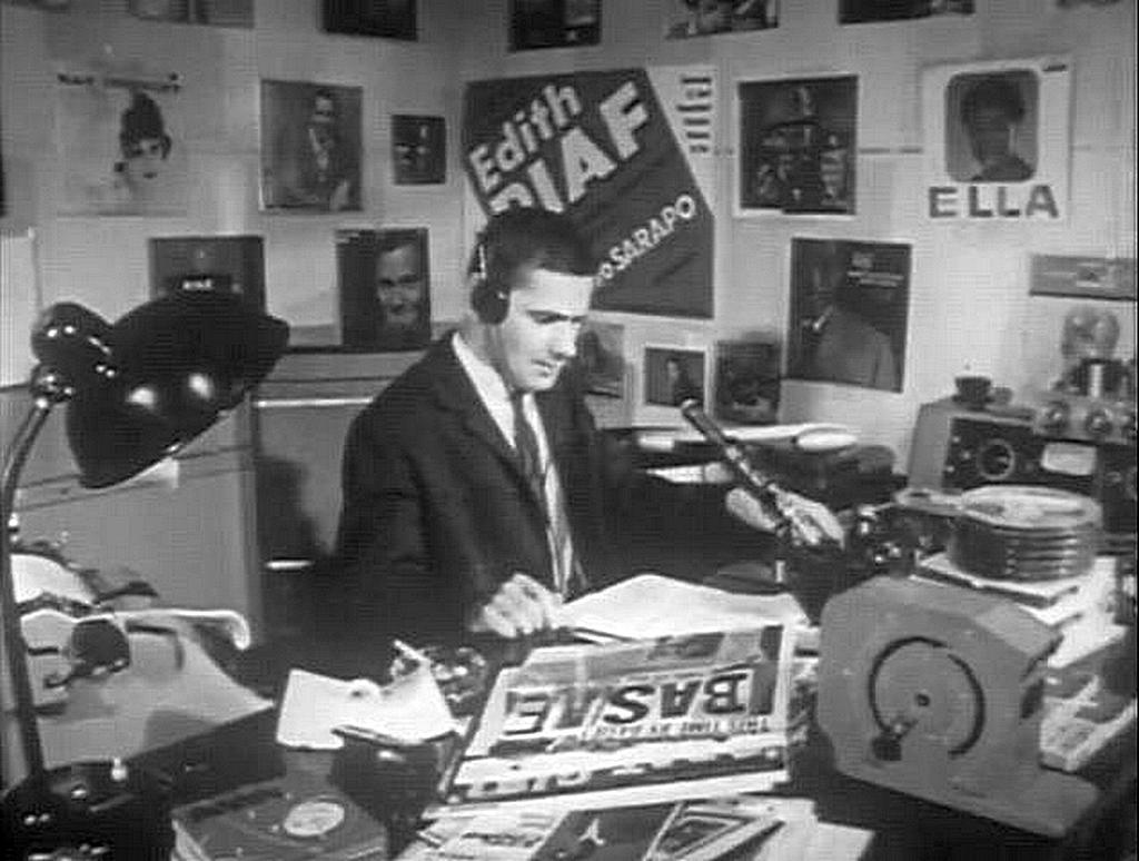 1960_korul_cseke_laszlo_azaz_ekecs_geza_musorvezeto_a_szabad_europa_radio_studiojaban_a_hazankban_tiltott_radioallomas_a_fiatalok_koreben_legnepszerubb_musora_az_altala_vezetett_teenager_party_volt.jpg