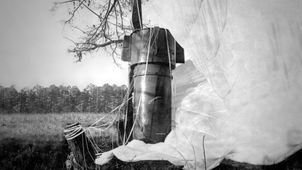 1961_januar_24_undetonaded_four_megaton_mark_39_thermonuclear_bomb_with_its_parachute_still_attached_after_it_was_accidently_dropped_from_a_breaking_apart_b-52_bomber_over_goldsboro_north_caroli.jpg