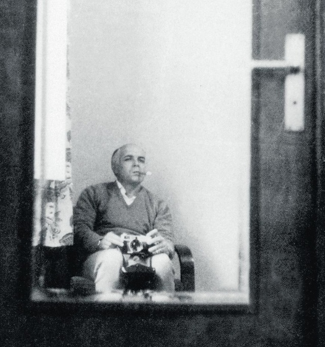 1966_november_3_az_alcazaskent_csaknem_kopaszra_borotvalt_es_idosebbnek_latszo_che_guevera_szelfizik_la_pazban_boliviaban.jpg